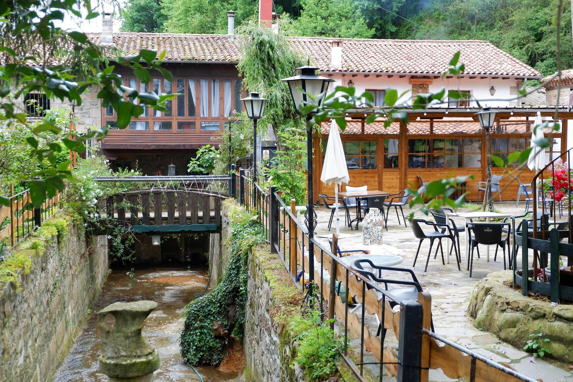 Terraza para comer junto al rio pas